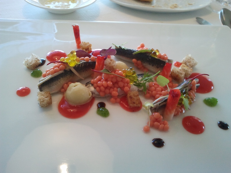 Restaurante Bo.tic Sardinas marinadas con pan, tomate, aceitunas y fresas.